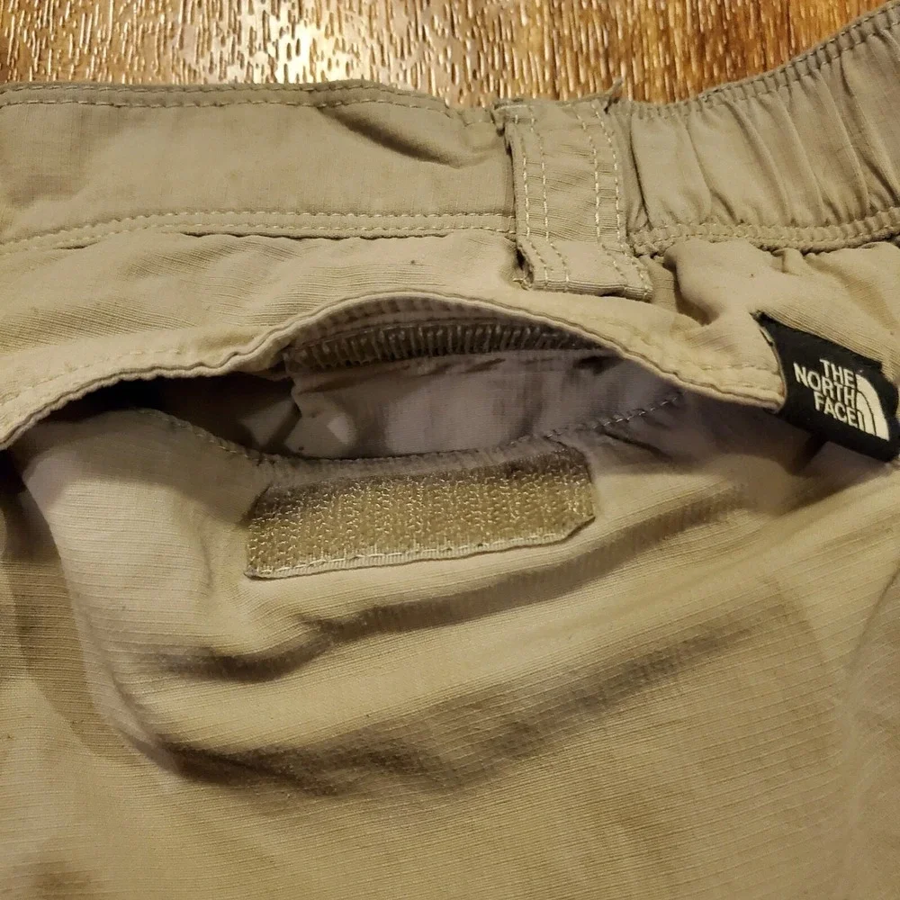 The North Face Cargo Shorts Mens 2XL XXL Beige Hiking Outdoors Nylon Lightweight